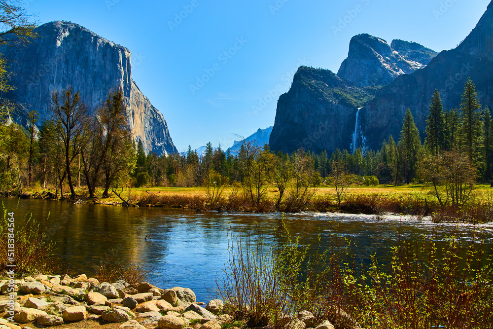 Valley View at Yosemite showcasing El Capitan and Bridalveil Falls