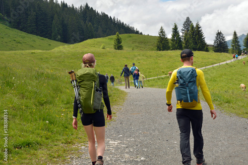 wanderer im kleinwalsertal