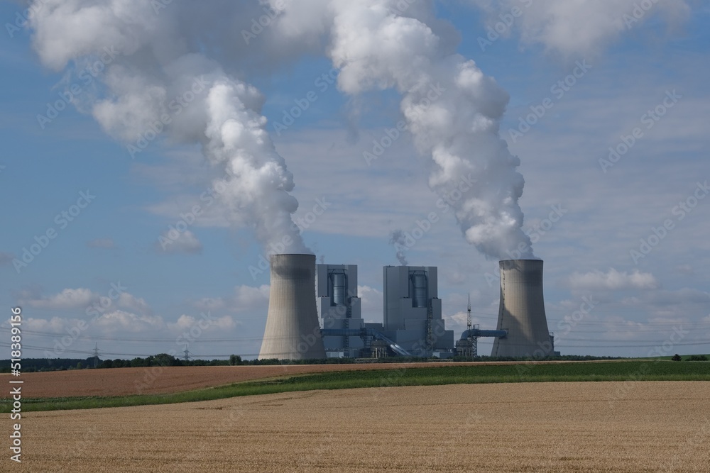 Braunkohlekraftwerk mit Wolken aus Wasserdampf Braunkohlekraftwerk mit Wolken aus Wasserdampf