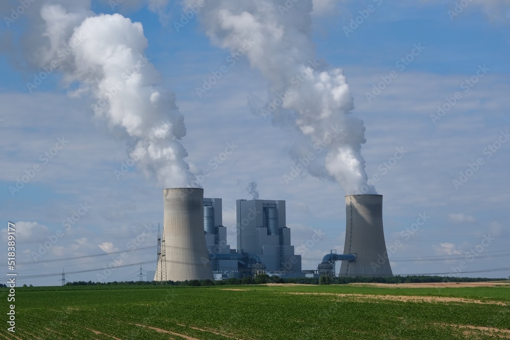 Braunkohlekraftwerk mit Wolken aus Wasserdampf