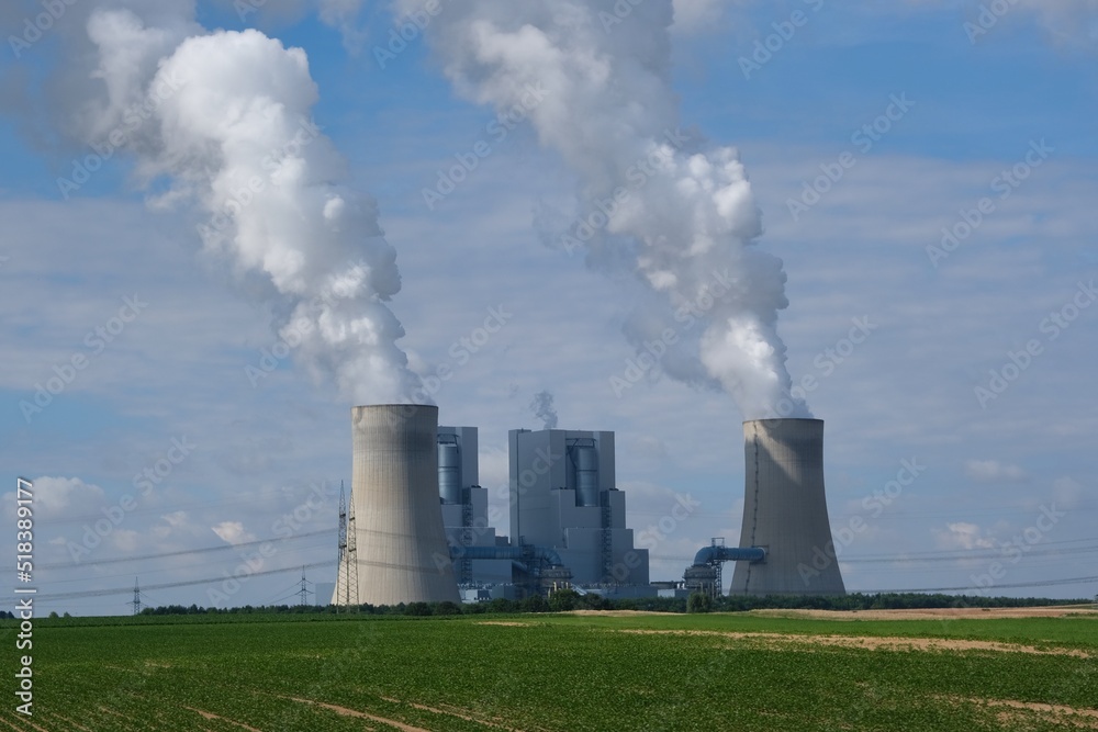 Braunkohlekraftwerk mit Wolken aus Wasserdampf Braunkohlekraftwerk mit Wolken aus Wasserdampf