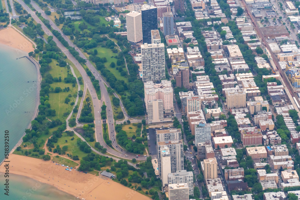 Fototapeta premium Aerial view of Chicago featuring the Edgewater Neighborhood just off of Lake Michigan and the Lakeshore expressway 