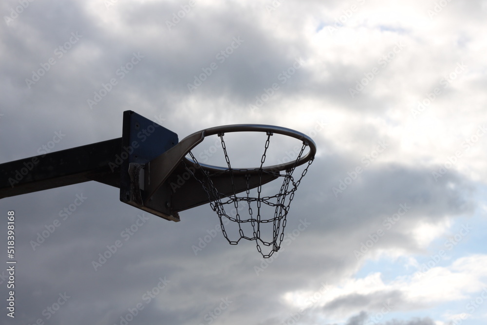 Panier de basket d'un terrain extérieur par temps nuageux