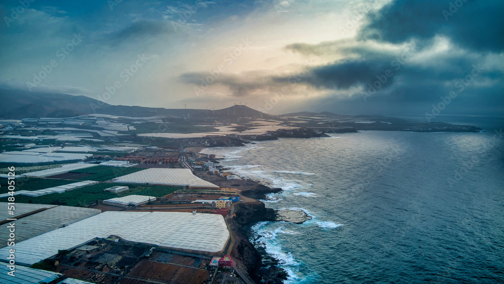 Fototapeta premium Toma aérea atardecer costa de Gáldar, Gran Canaria. Dron puesta de sol.