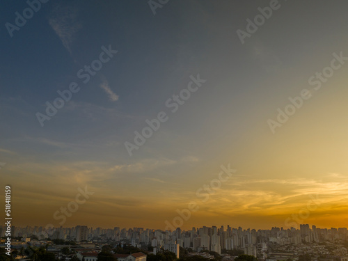 Foto a  rea do bairro do Ipiranga  em S  o Paulo no por do Sol