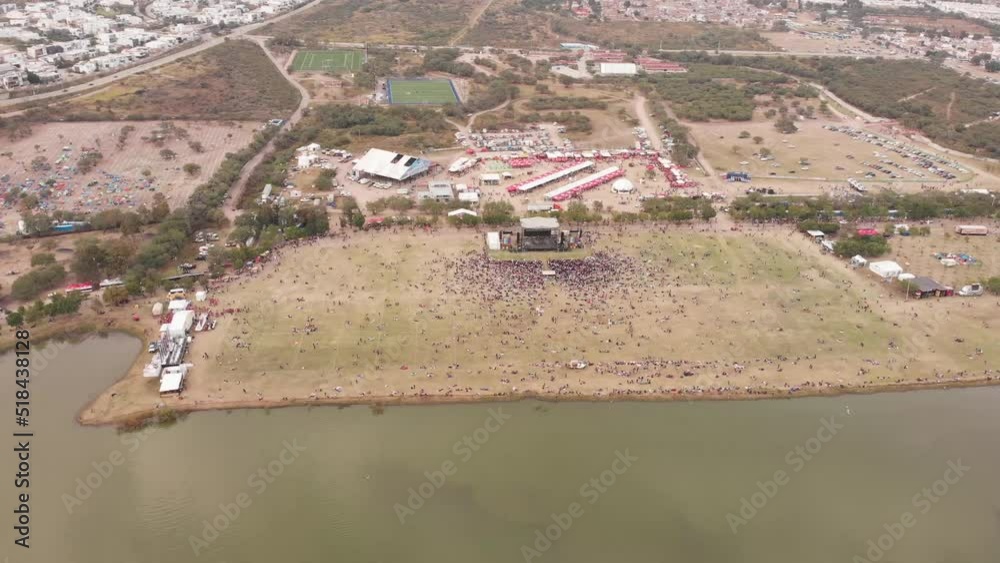 concierto a la orilla de un lago