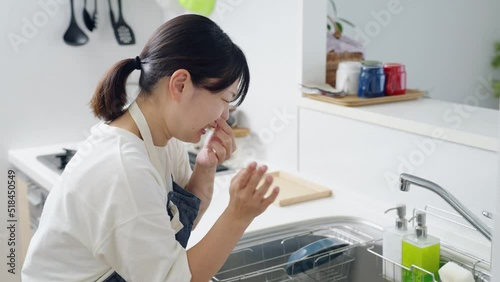60p　キッチンが臭くて鼻をつまむ女性（家事・主婦） photo