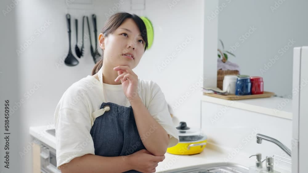 60p 料理をする女性(家事・主婦・キッチン・考える) 60p 料理をする女性(家事・主婦・キッチン・考える)