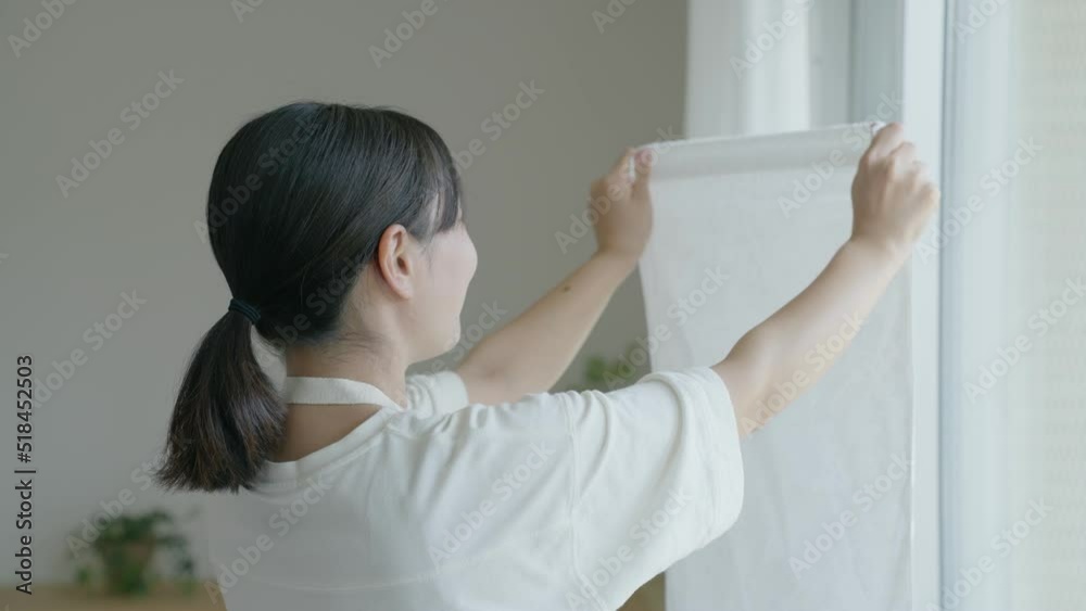 60p 洗濯物を干す女性(家事・主婦) 60p 洗濯物を干す女性(家事・主婦)