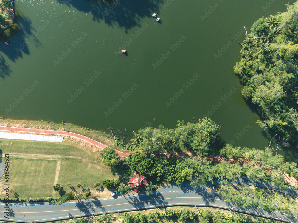 Φωτογραφία Unidentify tourists enjoying moment  in Hat yai Municipal Park, Songkhla, Thailand with lot activities such as pedal boat and picnic inside park area