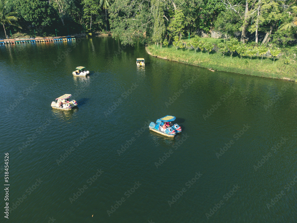 Φωτογραφία Unidentify tourists enjoying moment  in Hat yai Municipal Park, Songkhla, Thailand with lot activities such as pedal boat and picnic inside park area