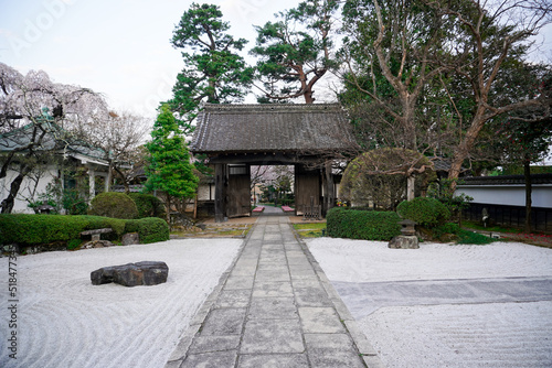 寺院の門と枯山水の庭園