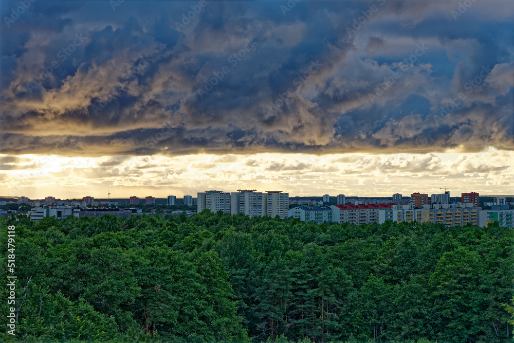 Naklejka premium Sunset on the city with Clouds