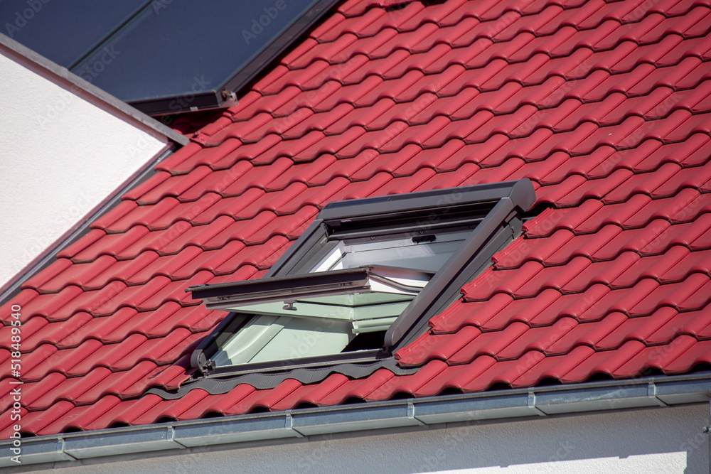 Neues Ziegeldach mit Dachfenster Neues Ziegeldach mit Dachfenster