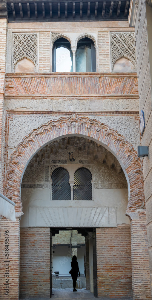 Arco de herradura cubierto por bóveda de mocárabes del siglo XIV y arte nazarí en el corral del carbón de Granada, España
