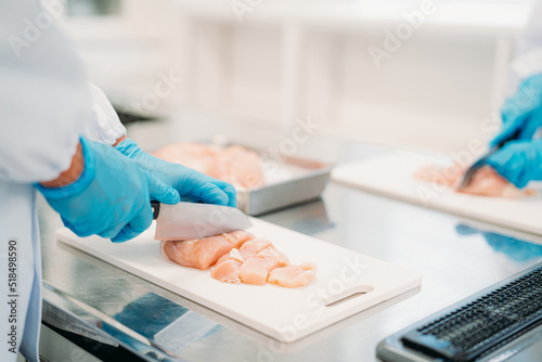 Canvastavla 精肉の食品加工の仕事をする男女（手元）