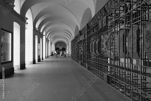 Una suggestiva foto in bianco e nero della cancellata del Teatro Regio di Torino con le volte e le colonne del porticato photo