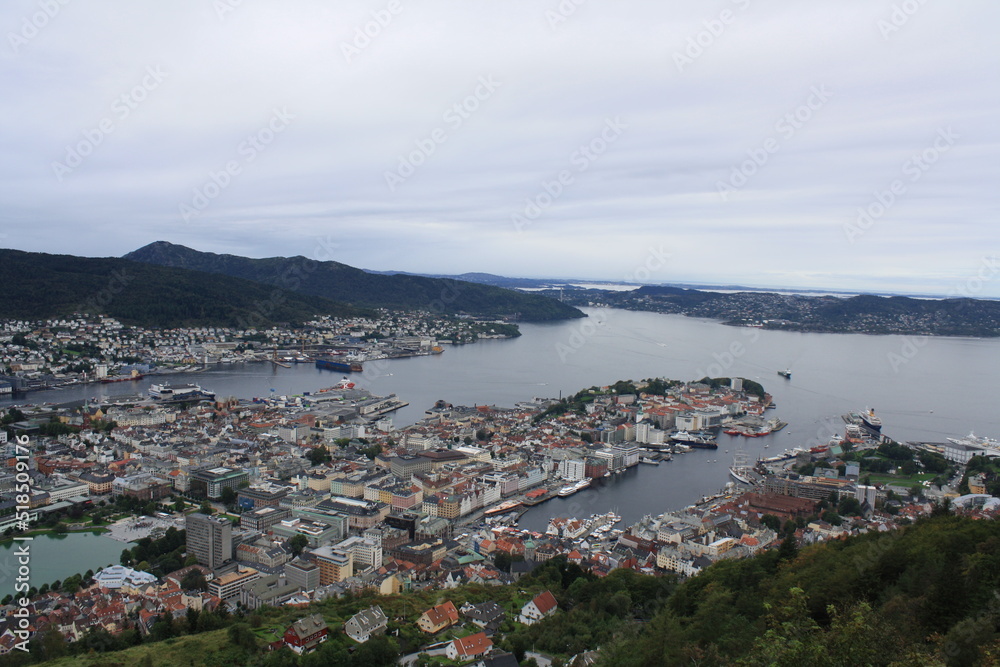 Bergen, ciudad de Noruega entre fiordos y montañas.