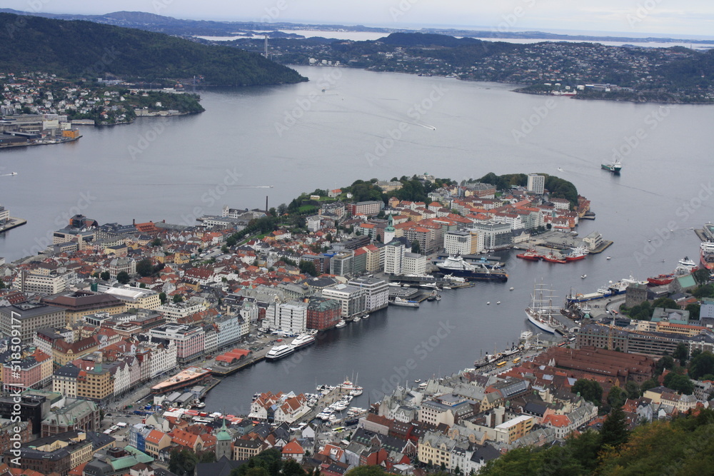 Bergen, ciudad de Noruega entre fiordos y montañas.