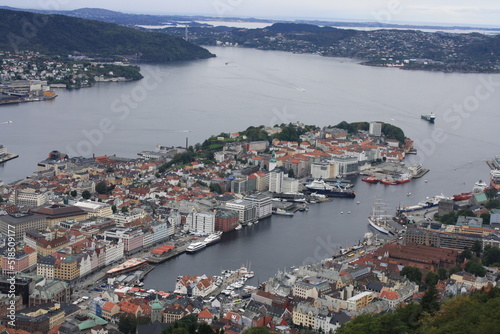 Bergen, ciudad de Noruega entre fiordos y montañas.