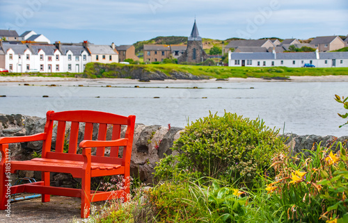 Photographie Rote Sitzbank   Buchten und sanften, grünen Hügeln, Landschafft schottische Hebr