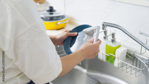 キッチンで皿を拭く女性（家事・主婦） photo