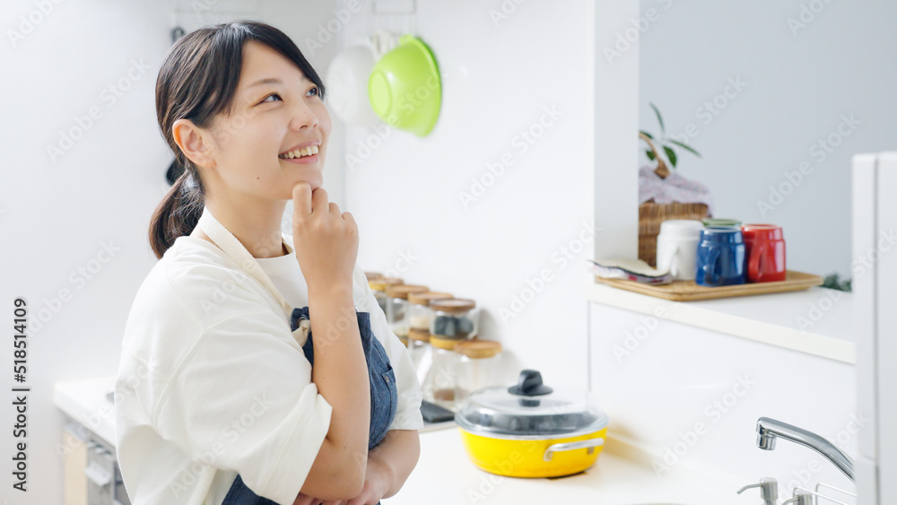 料理をする女性(家事・主婦・キッチン・考える) 料理をする女性(家事・主婦・キッチン・考える)