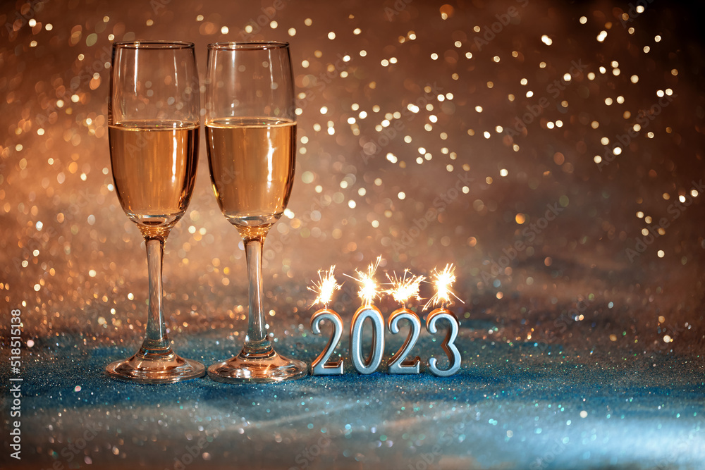 2023 Nowy Rok. Kartka z życzeniami szczęśliwego nowego roku 2023. kieliszki do szampana na