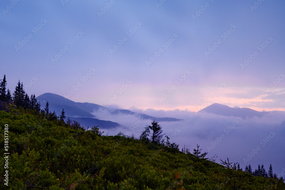 Obraz premium View of the peaks of the Hoverla and Petros mountains from the Kukul valley.