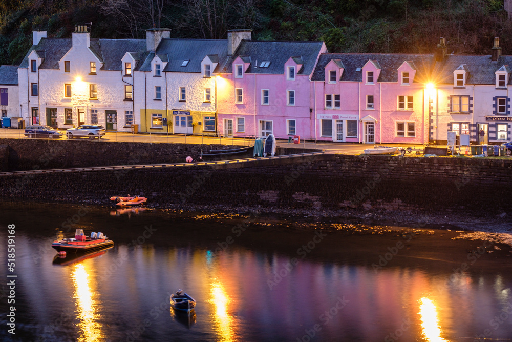 casas de colores en el muelle, Portree (Port Rìgh), isla de Skye, Highlands, Escocia, Reino Unido