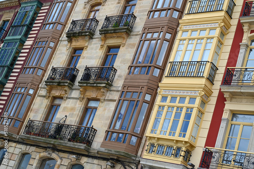 Façades d'immeubles avec des bow windows dans la ville de Gijón en Espagne