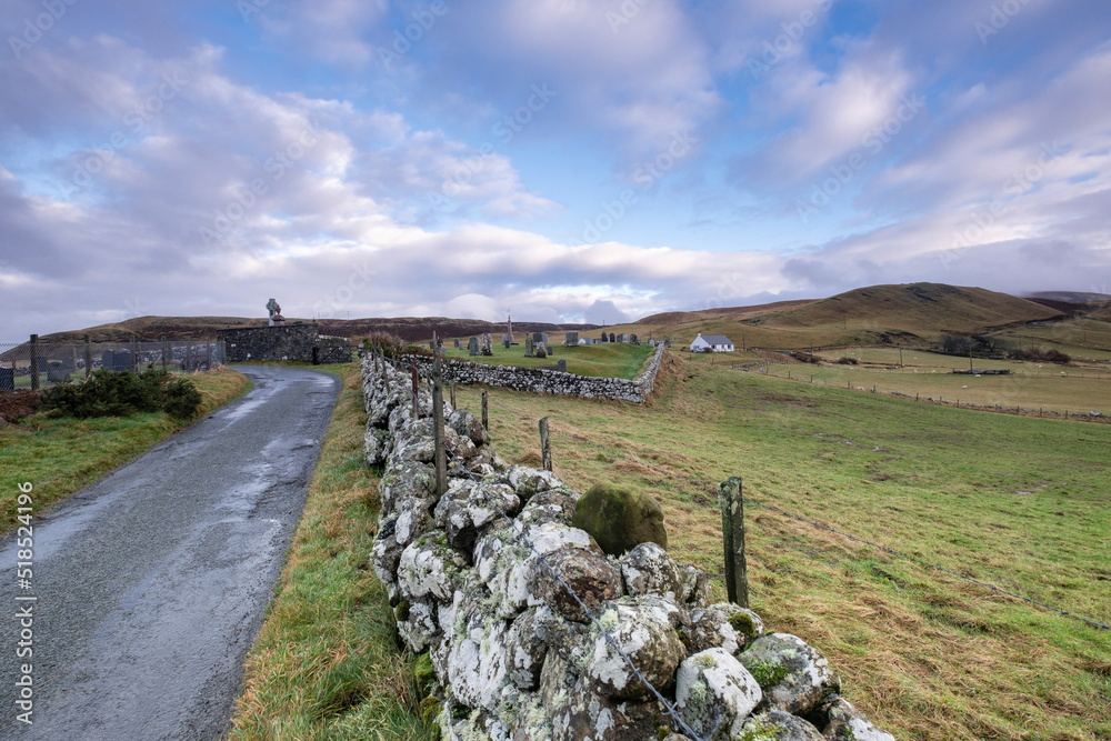 camino al cementerio de Kilmuir, Kilmuir,  ( Cille Mhoire ),costa oeste de la península de Trotternish,  isla de Skye, Highlands, Escocia, Reino Unido
