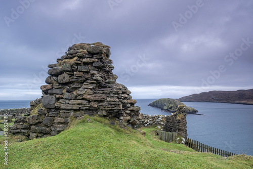 castillo de Duntulm,costa norte de Trotternish,  isla de Skye, Highlands, Escocia, Reino Unido photo