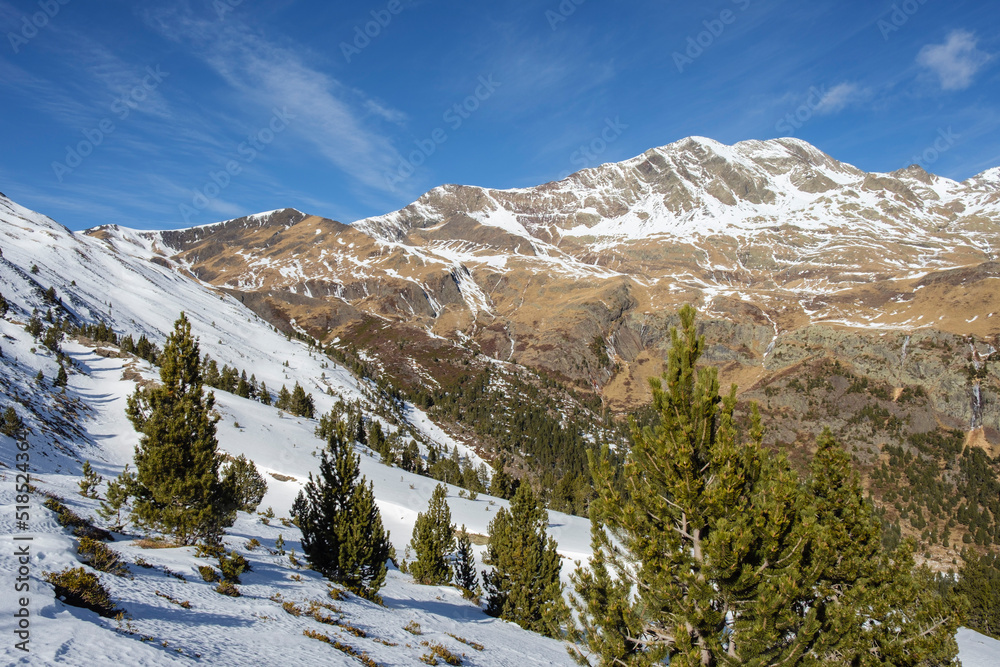 Picos de Culfreda (Pic de Batoua), 3034 m, ascenso al puerto de la Madera, Huesca, Aragón, cordillera de los Pirineos, Spain