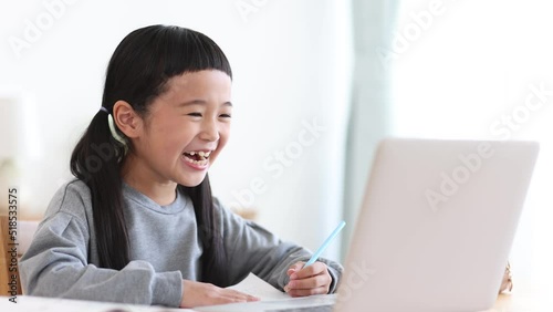 オンライン学習をする小学生の女の子 パソコン photo