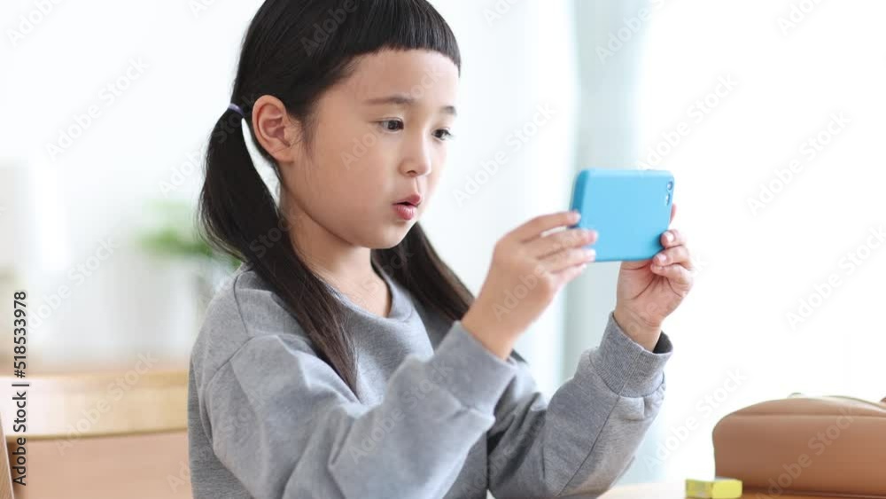 オンライン学習をする小学生の女の子 スマートフォン