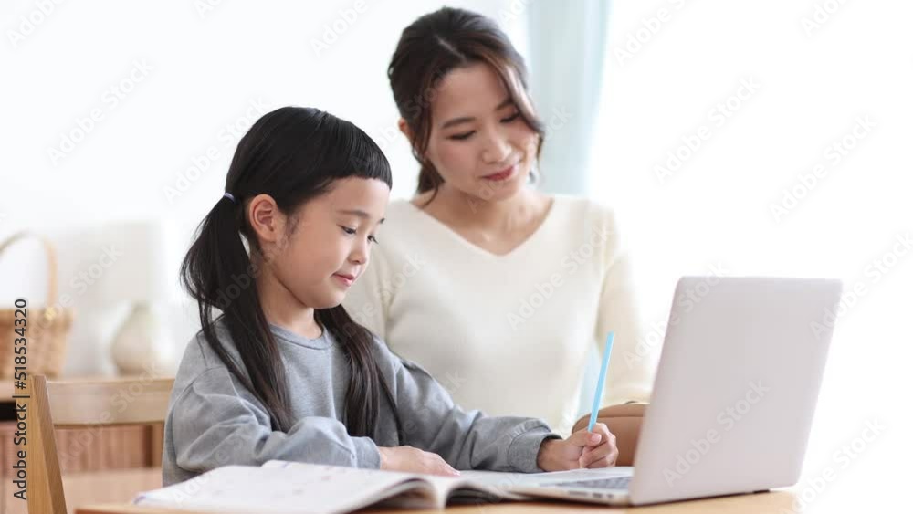 オンライン学習をする女の子と母親 小学生 オンライン学習をする女の子と母親 小学生