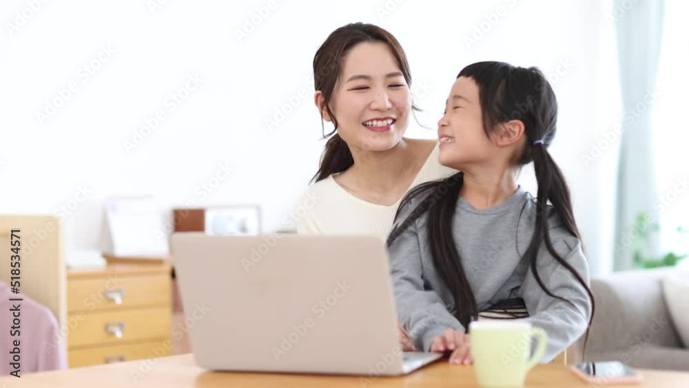 母親の膝の上に飛び乗る女の子 母親の膝の上に飛び乗る女の子