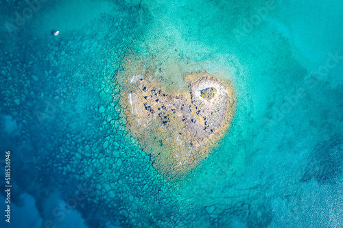 Vista aerea della famosa isola cuore a porto cesareo con intorno una barca, nel cuore del salento, puglia