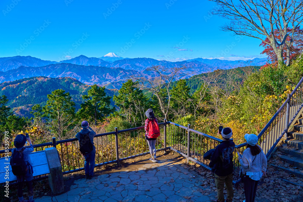 Naklejka premium 秋の東京八王子市の高尾山頂の大見晴園地から南西側方面(富士山など)