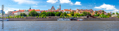 Foto Warsaw. Panorama of the city embankment on a sunny day.