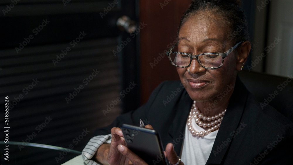 Senior woman using smart phone - obrazy, fototapety, plakaty 