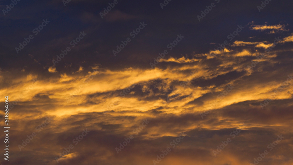 Obraz premium Ciel de feu, pendant le crépuscule, sous des nuages de haute altitude