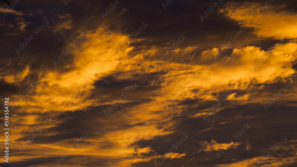 Obraz premium Ciel de feu, pendant le crépuscule, sous des nuages de haute altitude