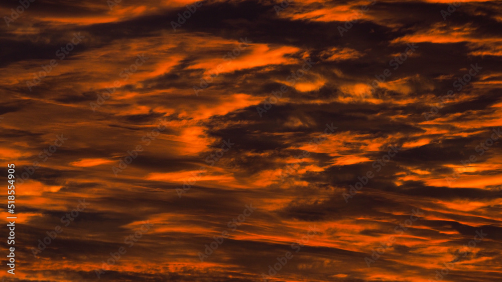 Fototapeta premium Ciel de feu, pendant le crépuscule, sous des nuages de haute altitude