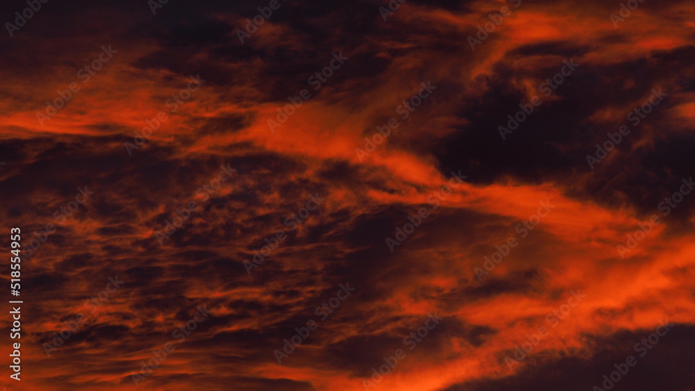 Ciel de feu, pendant le crépuscule, sous des nuages de haute altitude