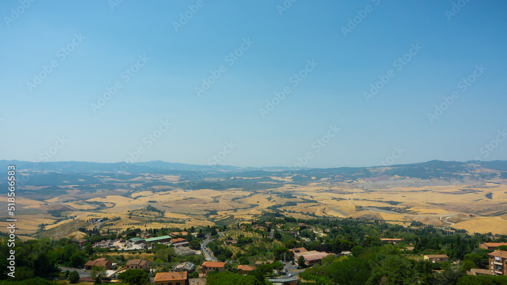 Tipico panorama toscano con colline e campi coltivati