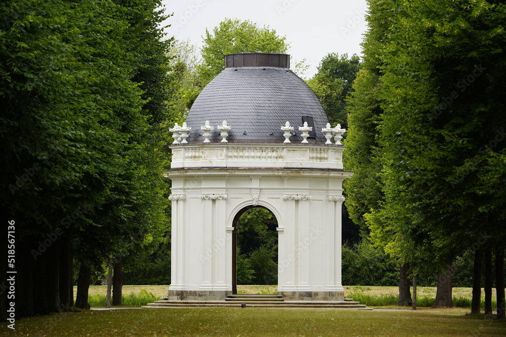 Corner pavilions by French architect CharlesLouis Remy de la Fosse