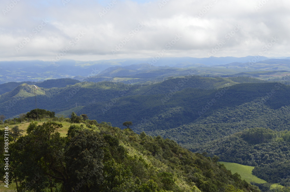 Nuvens brancas sob o vale verde em Minas Gerais