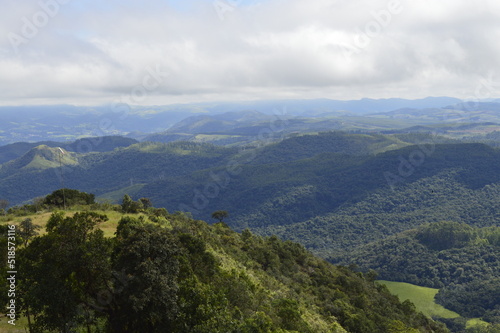 Nuvens brancas sob o vale verde em Minas Gerais